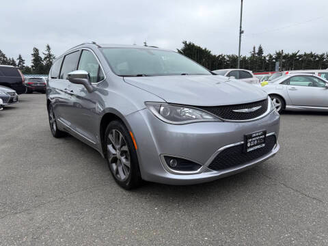 2017 Chrysler Pacifica Minivan Limited FWD photo