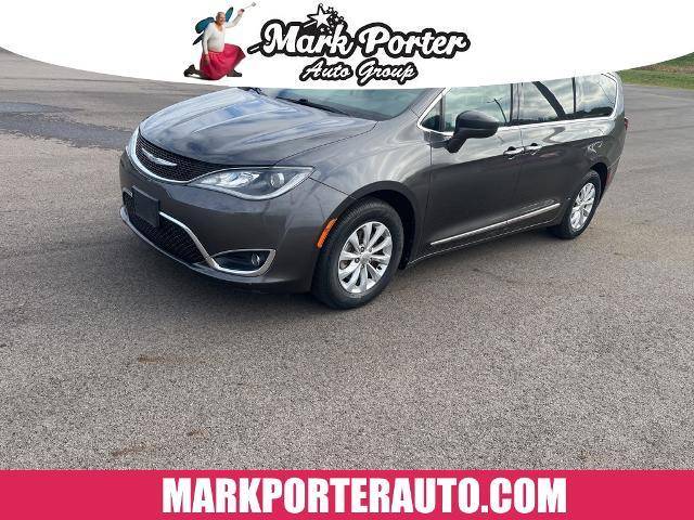 2017 Chrysler Pacifica Minivan Touring-L FWD photo