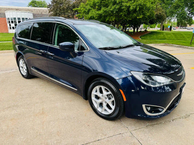 2017 Chrysler Pacifica Minivan Touring-L FWD photo