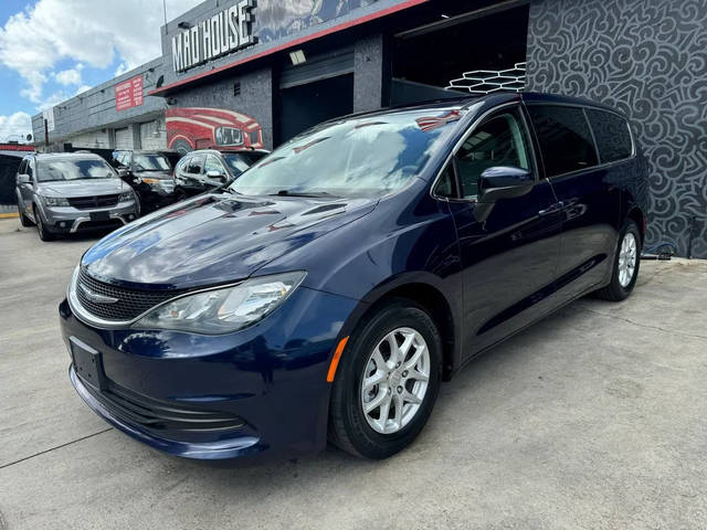 2017 Chrysler Pacifica Minivan Touring FWD photo