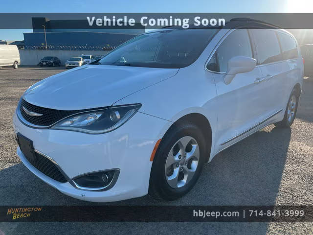 2017 Chrysler Pacifica Minivan Touring-L Plus FWD photo