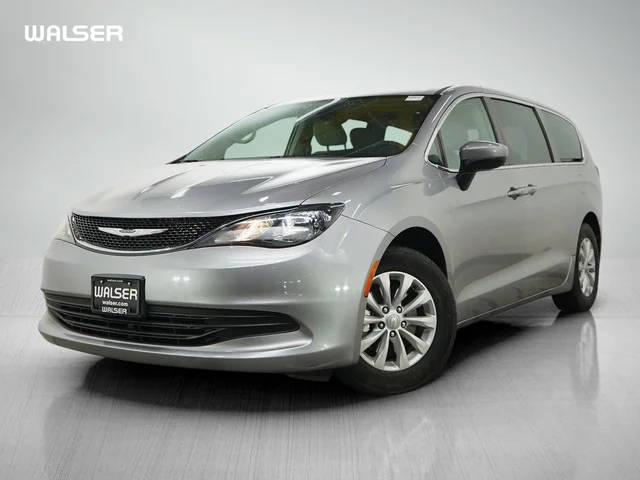 2017 Chrysler Pacifica Minivan Touring FWD photo