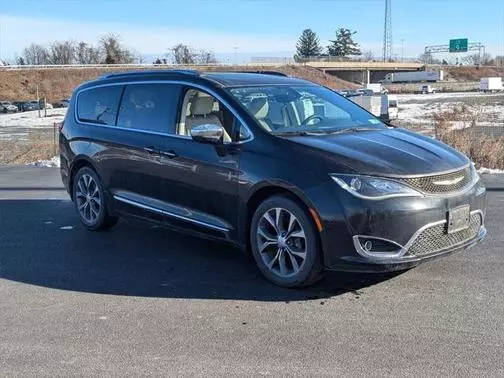 2017 Chrysler Pacifica Minivan Limited FWD photo