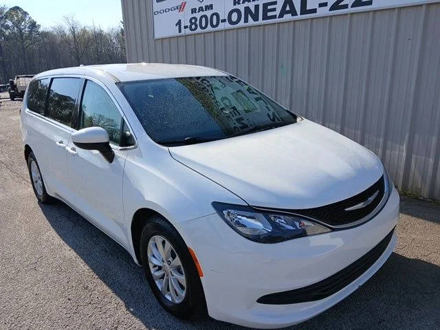 2017 Chrysler Pacifica Minivan Touring FWD photo