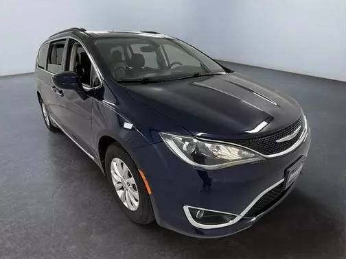 2017 Chrysler Pacifica Minivan Touring-L FWD photo