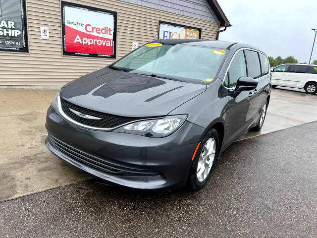 2017 Chrysler Pacifica Minivan Touring FWD photo