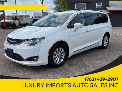 2017 Chrysler Pacifica Minivan Touring-L FWD photo