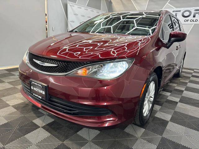2017 Chrysler Pacifica Minivan Touring FWD photo