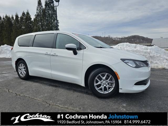 2017 Chrysler Pacifica Minivan Touring FWD photo