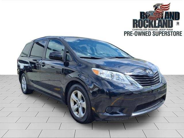 2015 Toyota Sienna LE FWD photo