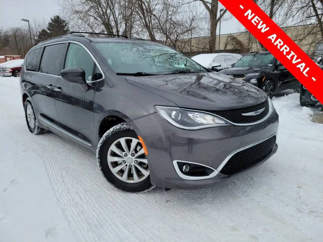 2017 Chrysler Pacifica Minivan Touring-L FWD photo