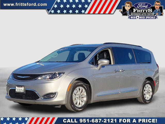 2017 Chrysler Pacifica Minivan Touring-L FWD photo