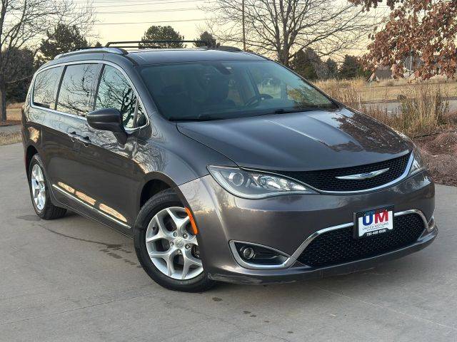 2017 Chrysler Pacifica Minivan Touring-L Plus FWD photo