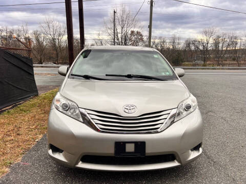 2015 Toyota Sienna LE FWD photo