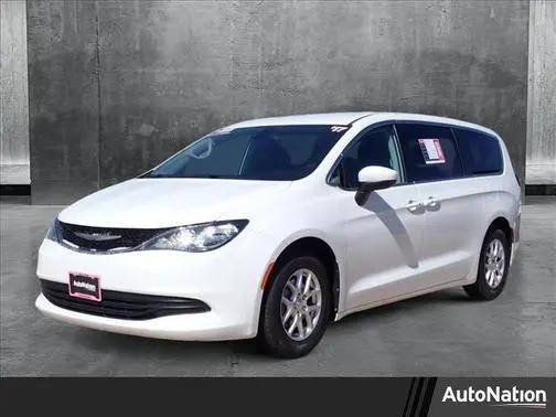 2017 Chrysler Pacifica Minivan Touring FWD photo
