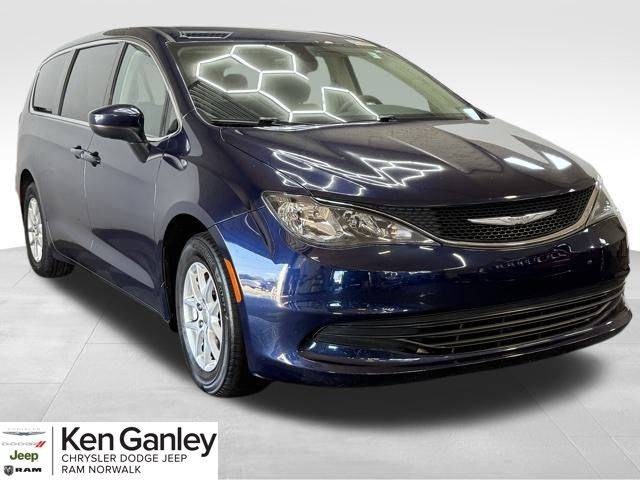 2017 Chrysler Pacifica Minivan Touring FWD photo