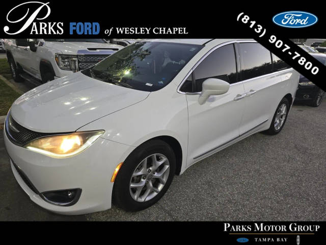 2017 Chrysler Pacifica Minivan Touring-L FWD photo