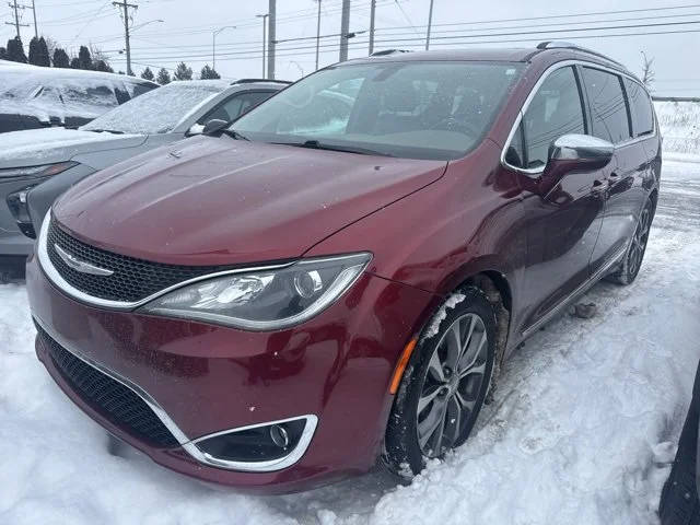 2017 Chrysler Pacifica Minivan Limited FWD photo