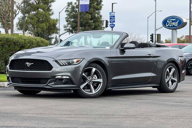 2017 Ford Mustang V6 RWD photo