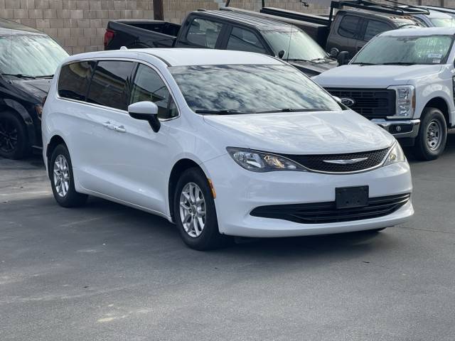 2017 Chrysler Pacifica Minivan Touring FWD photo