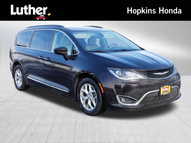 2017 Chrysler Pacifica Minivan Touring-L FWD photo