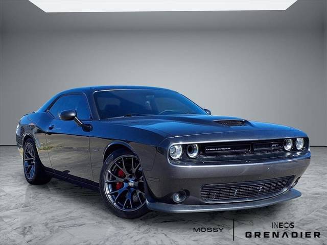 2016 Dodge Challenger SRT 392 RWD photo