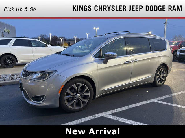 2017 Chrysler Pacifica Minivan Limited FWD photo