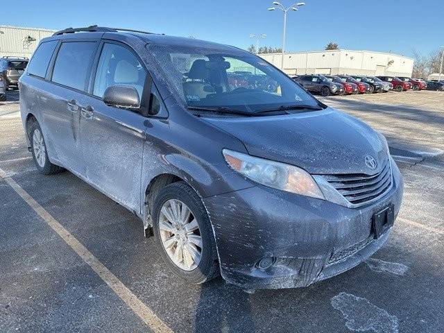 2016 Toyota Sienna LE AWD photo