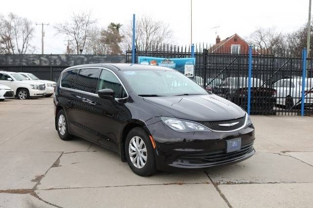 2017 Chrysler Pacifica Minivan Touring FWD photo