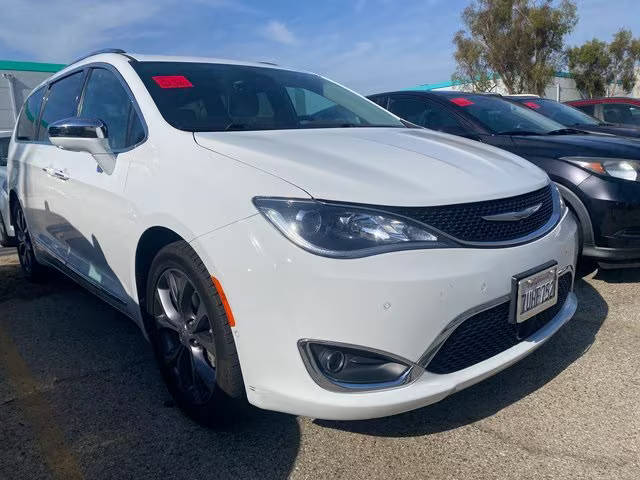 2017 Chrysler Pacifica Minivan Limited FWD photo