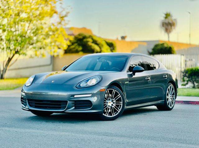 2016 Porsche Panamera RWD photo