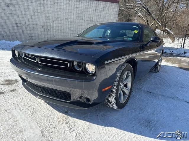 2016 Dodge Challenger SXT RWD photo
