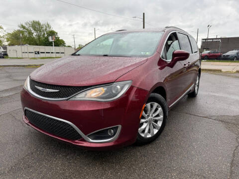 2017 Chrysler Pacifica Minivan Touring-L FWD photo