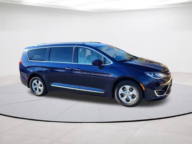 2017 Chrysler Pacifica Minivan Touring-L Plus FWD photo