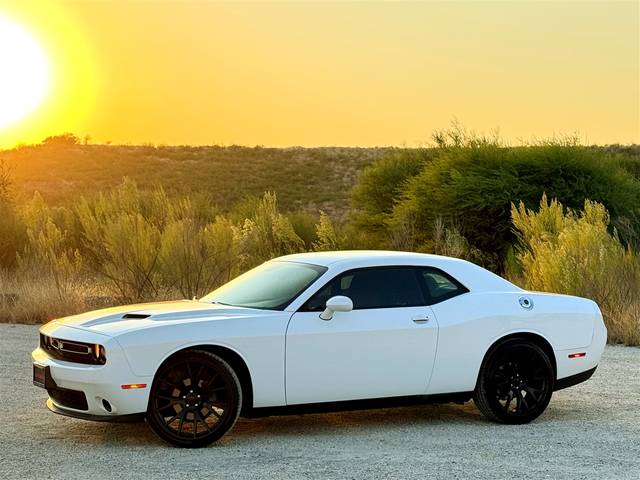 2016 Dodge Challenger SXT RWD photo