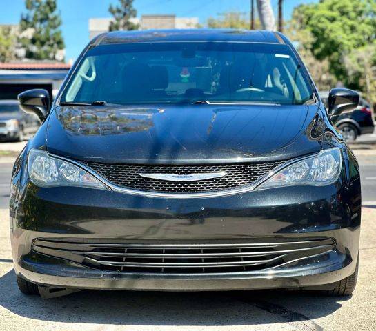 2017 Chrysler Pacifica Minivan Touring FWD photo