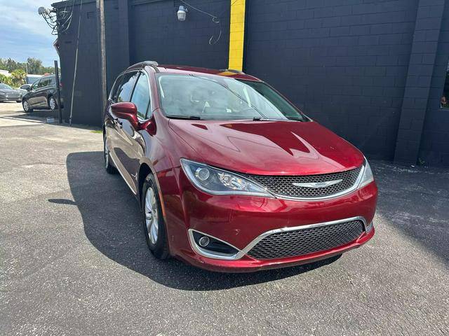 2017 Chrysler Pacifica Minivan Touring-L FWD photo