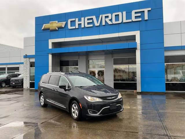 2017 Chrysler Pacifica Minivan Touring-L Plus FWD photo