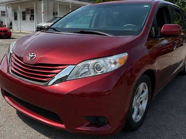 2015 Toyota Sienna LE FWD photo