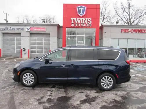 2017 Chrysler Pacifica Minivan Touring-L FWD photo