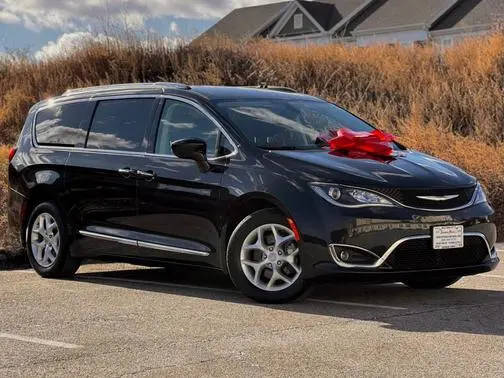 2017 Chrysler Pacifica Minivan Touring-L Plus FWD photo