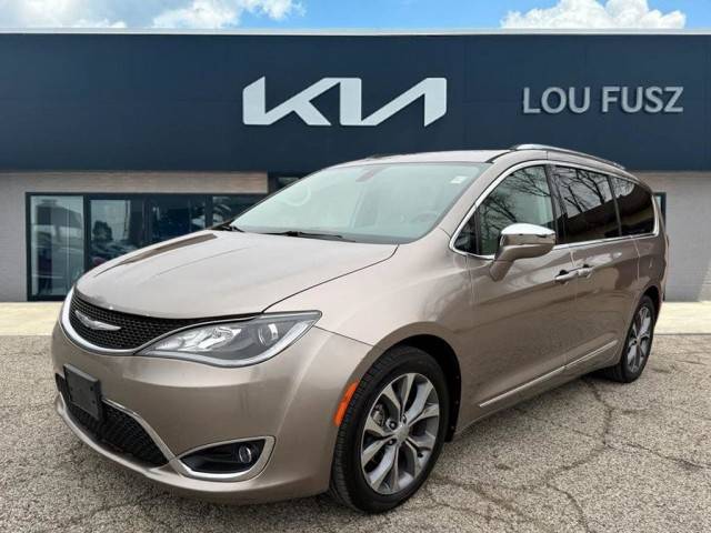 2017 Chrysler Pacifica Minivan Limited FWD photo