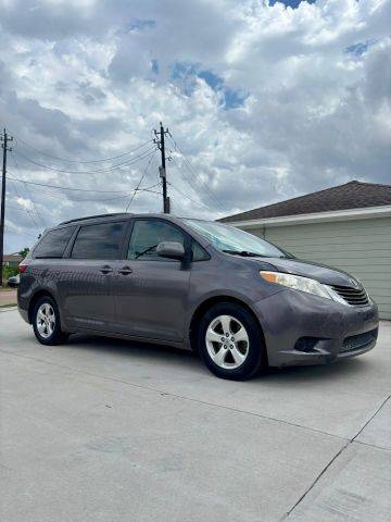 2015 Toyota Sienna LE FWD photo