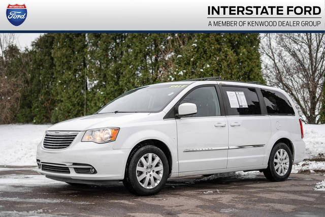 2016 Chrysler Town and Country Touring FWD photo
