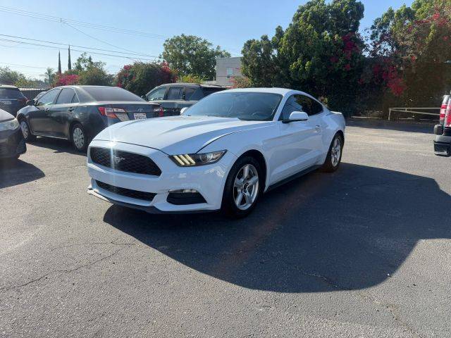 2017 Ford Mustang V6 RWD photo