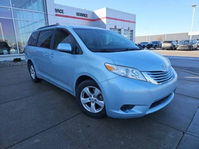 2016 Toyota Sienna LE FWD photo