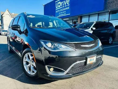 2017 Chrysler Pacifica Minivan Touring-L FWD photo