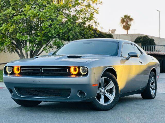 2015 Dodge Challenger SXT RWD photo