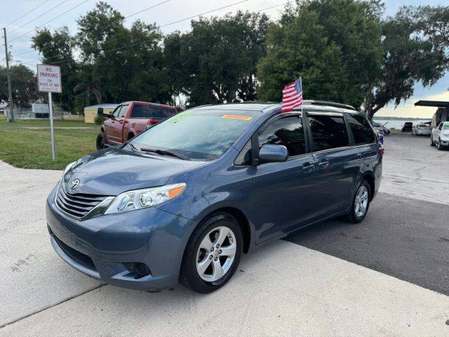2015 Toyota Sienna LE FWD photo