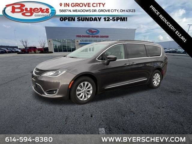 2017 Chrysler Pacifica Minivan Touring-L FWD photo